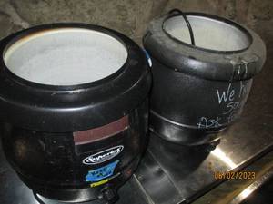 lot 3 image: 2 Soup kettles, for decoration, nei...