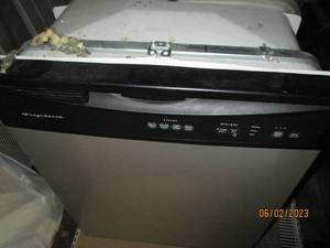 lot 13 image: Frigidaire stainless steel front di...