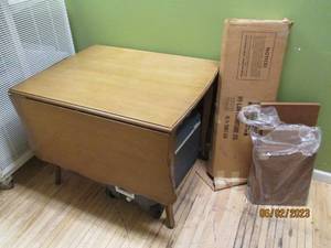 lot 15 image: Wood drop leaf table with 3 leaves ...