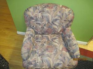 lot 18 image: 3 Matching swivel chairs on wheels-...