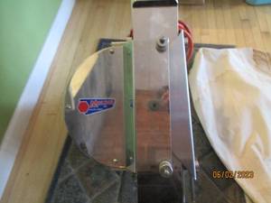 lot 01 image: Moline bun slicer in good condition....recently sharpened