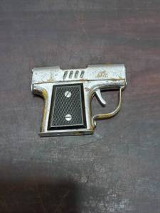 lot 6 image: Vintage Gun Style Lighter