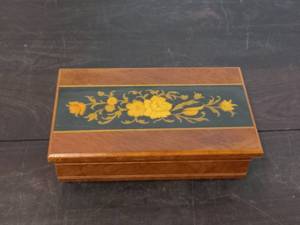 lot 42 image: Italian JewelryMusic Box