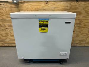 lot 7 image: MAGIC CHEF 8.7 cu. ft. Manual Defrost Chest Freezer in White