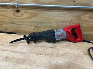 lot 18 image: MILWAUKEE 12 Amp 34 in. Stroke SAWZALL Reciprocating Saw