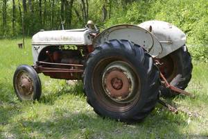 lot 1 image: Vintage Ford Tractor