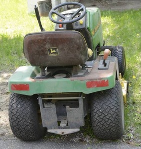 lot 2 image: John Deere LX172 Riding Lawn Tractor with Deck