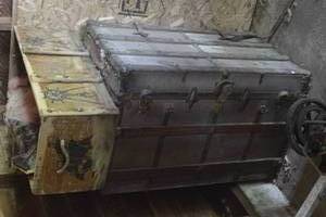 lot 16 image: Wooden Trunk and sailing box