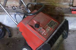 lot 17 image: Toro S-620 Snowthrower