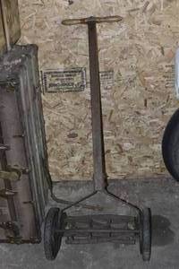 lot 19 image: Vintage Push Mower