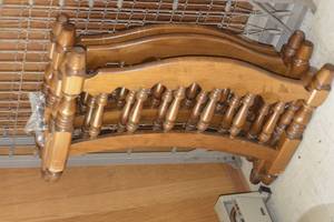 lot 42 image: 2 Matching twin Beds - headboard, foot board, side rails and metal bottoms