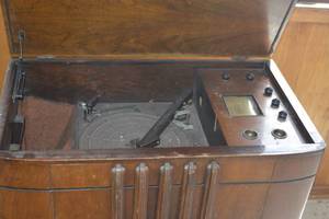 lot 43 image: Vintage Record Player