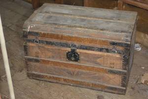 lot 51 image: wooden trunk