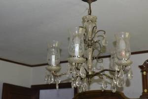 lot 68 image: Chandelier