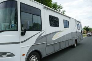 lot 1 image: 2004 R-Vision Trail-Aire Motorhome 32 ft