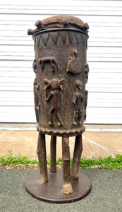 lot 26 image: Large & Exceptional Old Carved Senufo Drum 