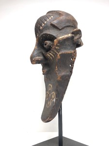 lot 29 image: Early Inhuba Kabongo Kuba Funeral Helmet Mask - Congo