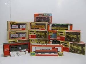 lot 25 image: Large Lot of Vintage NOS UNUSED HO Scale Train Cars - Train Miniatures & Life-Like