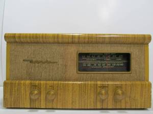 lot 47 image: Excellent Vintage 1940s MOTOROLA Model HS-32 Tube Radio