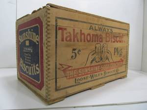 lot 72 image: Fantastic Large Antique Dovetailed Advertising Crate - Sunshine TAKHOMA Biscuits