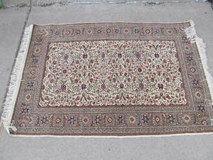 lot 89 image: Excellent Vintage Hand Made Middle Eastern Wool Area Rug