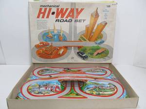 lot 108 image: Excellent Vintage 1950s-60s Tin Litho Hi-Way Road Set