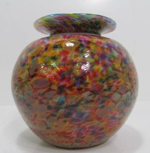 lot 141 image: Beautiful Signed Art Glass Vase