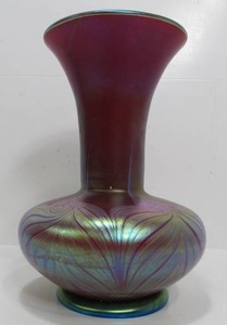lot 143 image: Outstanding Large Signed STEVEN LUNDBERG Art Glass Vase