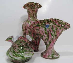 lot 144 image: Excellent Lot of Vintage FENTON Rose Adventurine Murrhina Vases