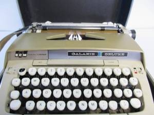 lot 236 image: Vintage Smith Corona Galaxie Deluxe Portable Typewriter