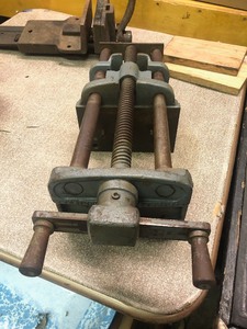lot 249 image: Heavy Duty Vintage & Antique Industrial Vises