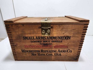 lot 332 image: Very Nice WINCHESTER Dovetailed Wood Advertising Crate wLid