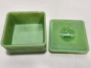 lot 343 image: Vintage Jadeite Green Glass Lidded Refrigerator Box