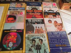 Lot of vinyl records including Elvi...