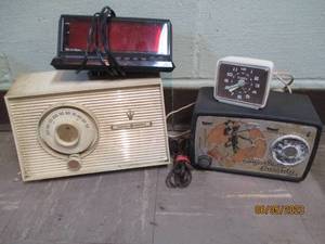 Lot of vintage tabletop radios...