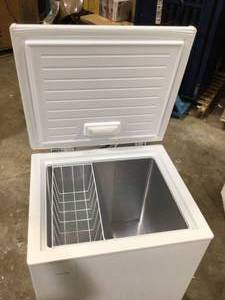 lot 21 image: Vissani 24.8 in. 4.9 cu. ft. Manual Defrost Chest Freezer with LED Light Type in White  Customer Returns See Pictures