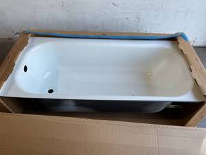 lot 132 image: Bootz Industries Maui 60 in. x 30 in. Soaking Bathtub with Right Drain in White