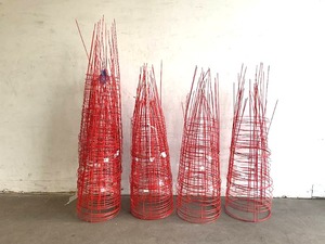 lot 137 image: Lot of Gardeners Blue Ribbon 42 in. Heavy-Duty Red Tomato Cages
