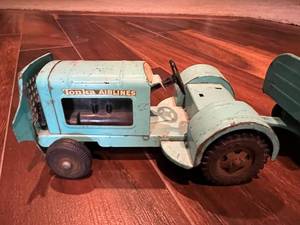 lot 4 image: Vintage 1960s Tonka Airline Tractor Truck & Luggage Wagon