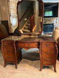 lot 2 image: Ornate Antique Dressing Table