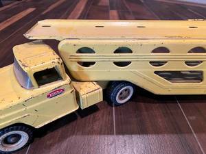 lot 3 image: Vintage Tonka Truck with Car Carrier