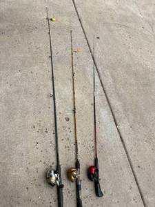 lot 31 image: 3 Fishing Poles Slingshot, Synergy & FFOR125