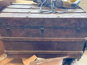 lot 101 image: Vintage Antique Trunk 19 x 36 x 23 Inches Tall