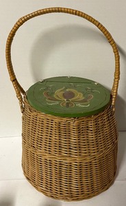lot 85 image: Norwegian Rosemaling Decorative Items
