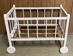 lot 99 image: Vintage Doll Crib with 3 Petite Quilts