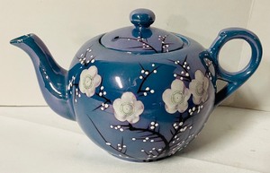 lot 133 image: Antique Iridescent Tea and Snack Set