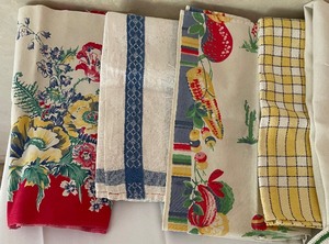 lot 222 image: Variety of Vintage Kitchen Linens
