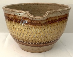 lot 231 image: Pretty Pottery Bowls and Antique Bean Pot