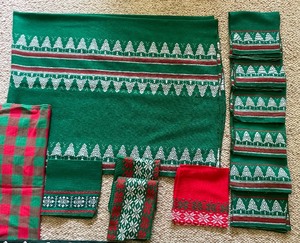 lot 281 image: Vintage Christmas Holiday Linens