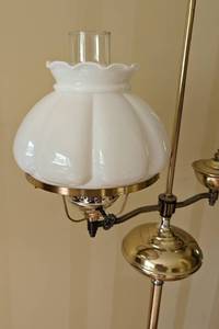 lot 49 image: Vintage Brass Floor Lamp